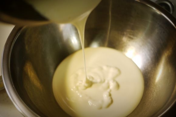 接著倒出蛋糊在鋼盆中