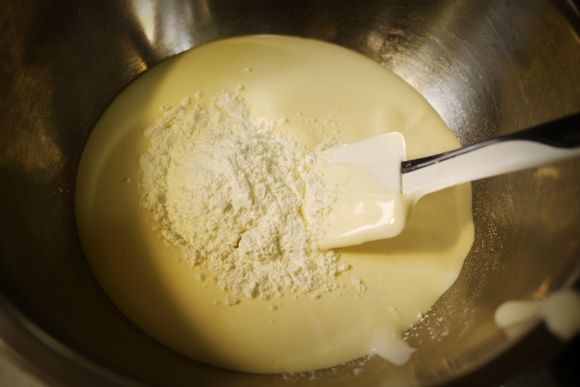 然後篩入低筋麵粉(或者事先過篩),
用橡皮刮刀以翻拌的方式(每翻拌一次向右轉半圈)
把麵糊拌勻.