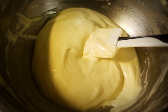 看下圖完成後麵糊是不是沒有消泡!依然還是呈現蓬鬆的狀態.
若跟我一樣,恭喜你 完成90%囉^^