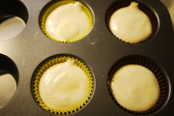 最後將蛋糊倒入模具中
然後把容器放入蒸鍋當中,
等蒸氣冒上來時再放入麵糊蒸,大火蒸10鐘