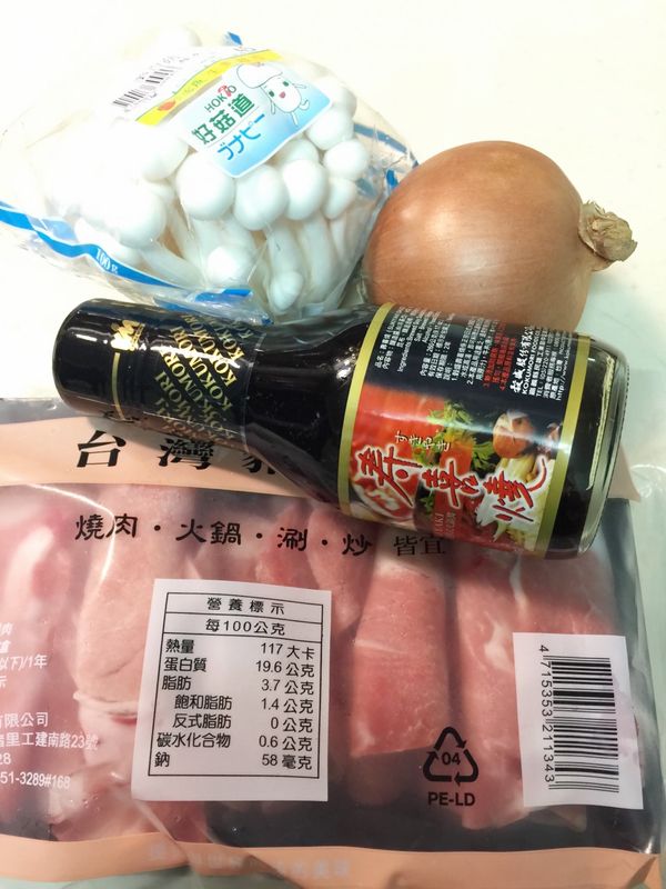 備料~洋蔥半顆切絲.美白菇去蒂頭.不用在水洗.直接可使用...