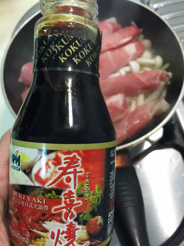 滾後放入豬肉片.加入鼓盛壽喜燒醬.米酒.味霖.蓋鍋~等2分鐘左右.美白菇釋出水份.豬肉7分熟
