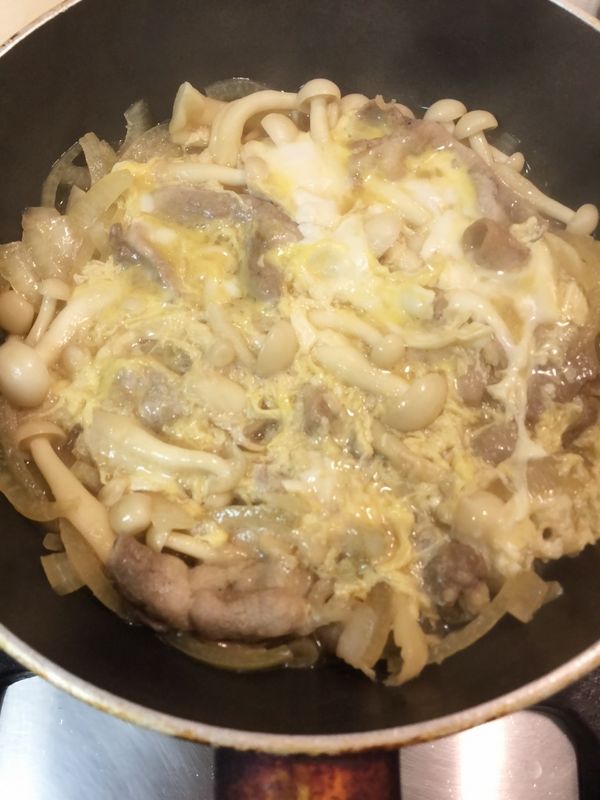 倒入蛋液.(蛋液讓全熟比較好.目前禽流感.所以就不吃半熟的蛋液)開火讓它滾30秒左右.就完成