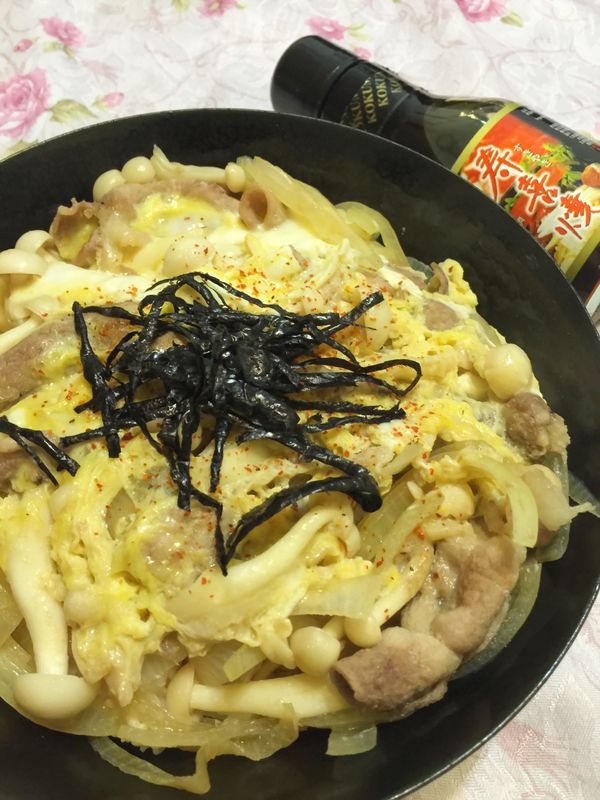 灑上適量的七味粉.海苔絲...簡單好吃的親子井完成囉!