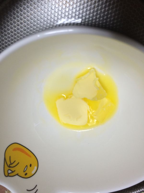 奶油隔水加熱融化。(隔水加熱就是用個小碗裝奶油，碗下面放熱水)