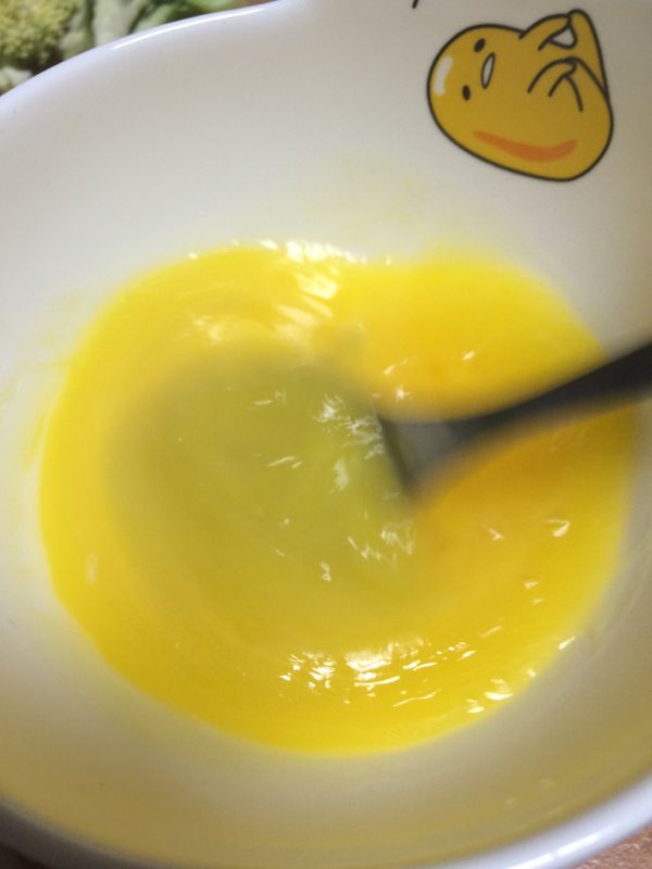 奶油都融化之後，加入兩顆蛋，打散。