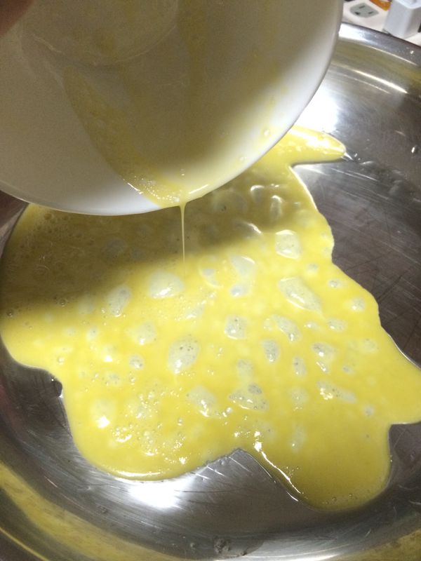 熱鍋之後倒入少許油，將剛剛加入奶油的蛋液倒入，小火煎到邊緣可以鏟起來。