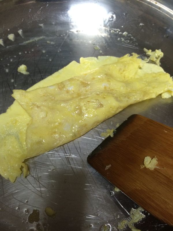 蛋皮煎好之後先鏟起來。