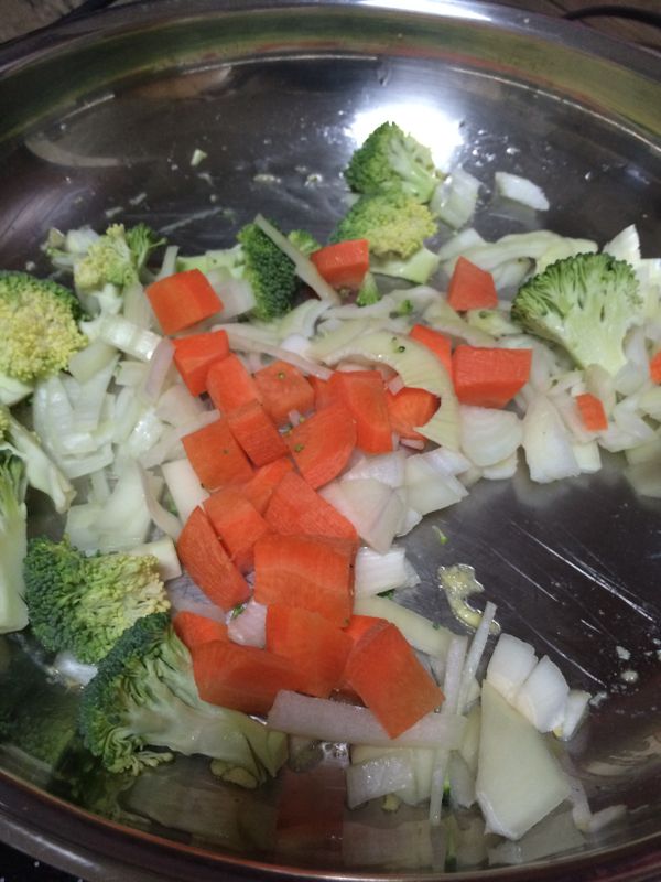 胡蘿蔔切塊、洋蔥切末、花椰菜硬梗去掉。倒入少許油熱鍋，將蔬菜炒熟。