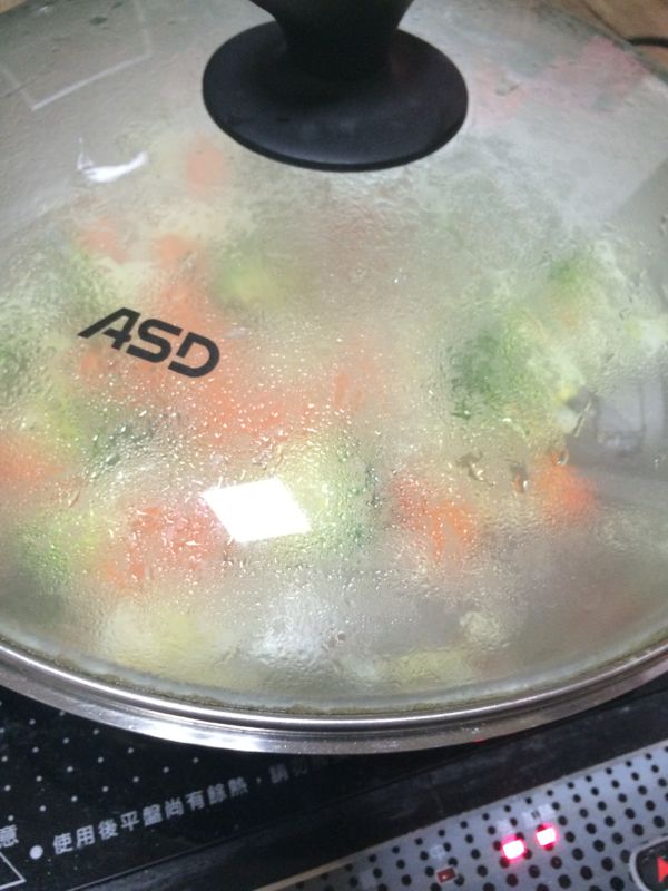 可以加入半碗高湯轉中火將蔬菜悶熟。