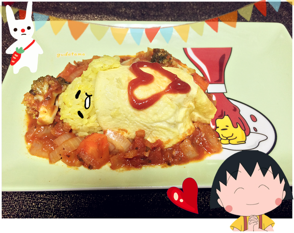 沒有要做成蛋黃哥造型可以直接將飯包進蛋皮中。如果要做造型可以先把飯捏成蛋黃哥造型，再用筷子將蛋皮輕輕放好。(加了奶油煎的蛋皮會很嫩，要小心翼翼喔><)