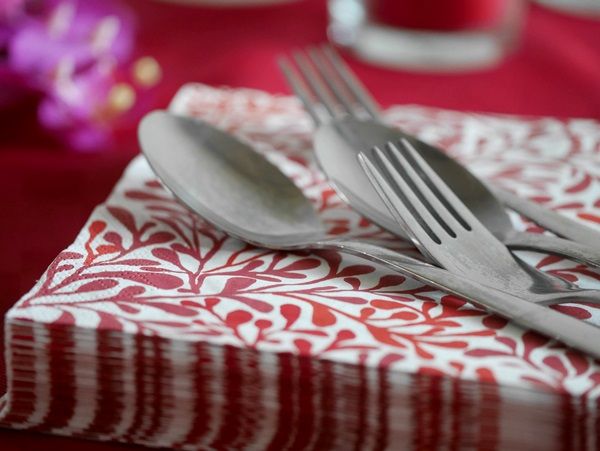 客人來訪的日子，拿出帶有美麗花紋的餐巾紙，
將叉匙置於其上，為餐桌妝點繽紛色澤。