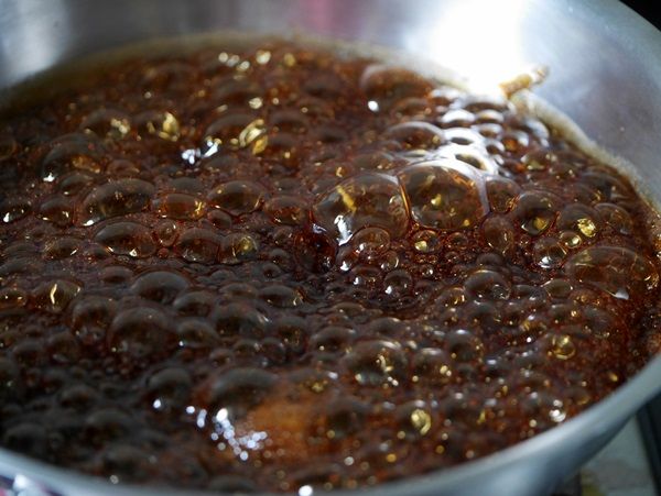 製作黑糖蜜。將黑糖100g與蜂蜜一大匙在小鍋中混和，以中小火煮至黑糖融化。