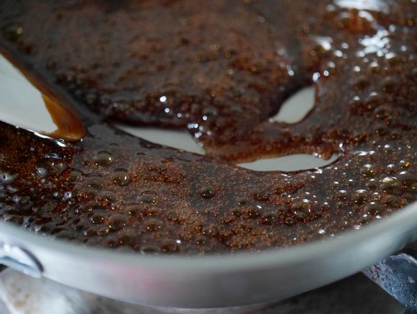 放涼後會更稠一點，用刮鏟劃過的痕跡約三秒鐘後合起來，像這樣的濃稠度剛好。