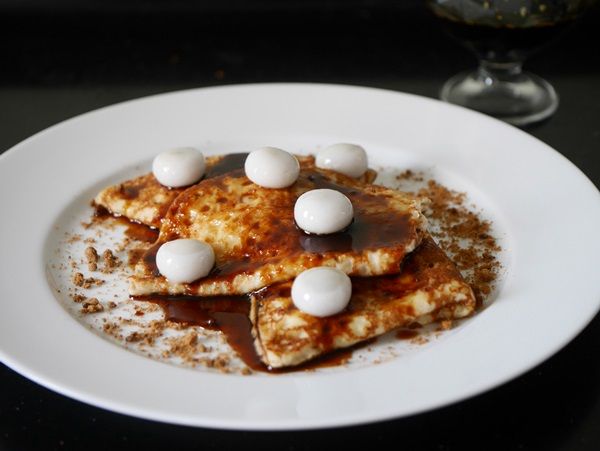 在薄餅上撒少許黑糖，呈上小湯圓，淋上黑糖蜜即可。