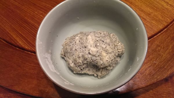 除了水、酵母水外的材料全部放碗中，倒入酵母水，先加一半水，開始用手或刮刀攪拌混合，依黏性酌量加水混合至3光（碗光不黏壁，手光不黏手，麵團表皮光），混合過程約15分鐘。蓋濕布靜置鬆弛5分鐘。