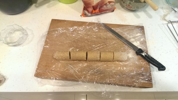 抹去餘粉，沾水微濕表面（捲起黏住），開始捲，捲完切段，放烘焙紙或饅頭紙上。