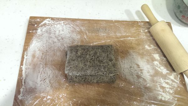 左右向內對折成三層，再擀一次。