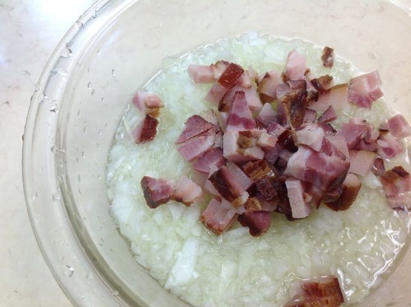 臘肉、洋蔥切細末
