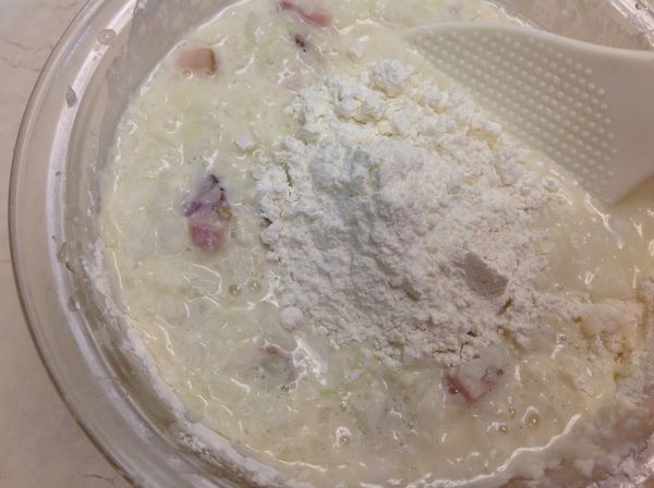 麵粉加水、1食材拌勻成麵糊，塩調味