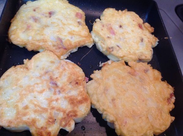 鍋子刷上薄薄一層油，勺起麵糊，兩面煎赤赤