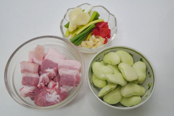皇帝豆洗淨、帶皮五花肉切成1公分厚片狀、青蔥切段、蒜頭切片、辣椒去籽和白膜後切成丁狀備用。