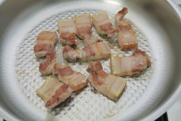 熱鍋後不需放油，放入五花肉煎至兩面金黃。