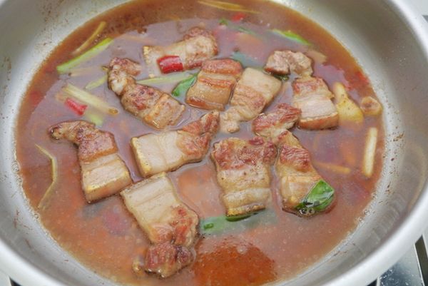 加入＜調味料＞拌炒均勻，大火煮滾後，蓋上鍋蓋小火燜煮15～20分鐘。