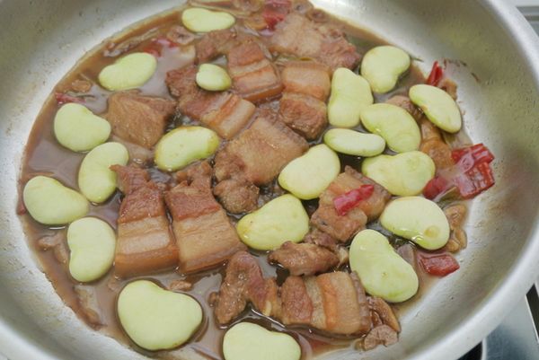 放入皇帝豆，繼續蓋鍋小火燜煮10～15分鐘至湯汁收乾即完成。