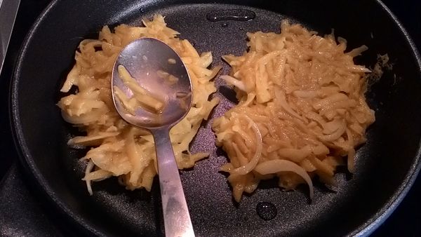 在一平底不沾鍋中倒入約1/2大匙油，以中火熱鍋後，用一大湯匙舀適量2.中混勻的材料放入鍋中、然後以湯匙背把材料\壓平；重複此動作，直到鍋中以沒有足夠空間再放入一個餅的材料。