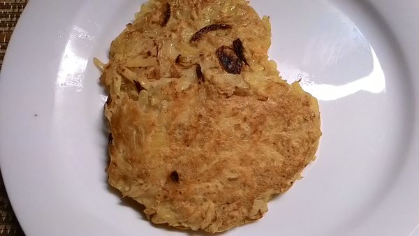 一面餅煎約3-4分鐘後、翻面煎另一面，直到兩面都煎到金黃即可上餐盤。若材料還沒全部煎完，則重複3.