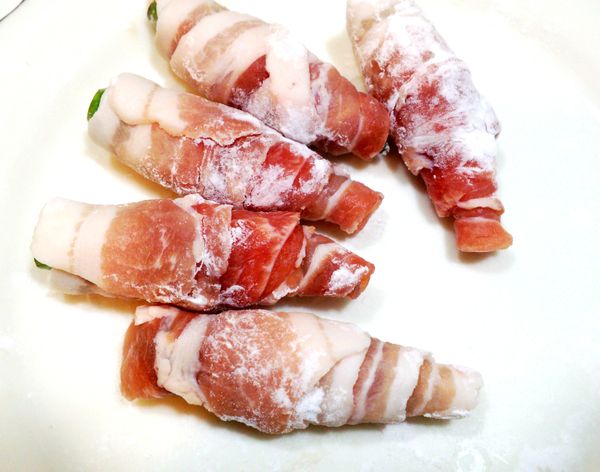 表面灑上少許太白粉.