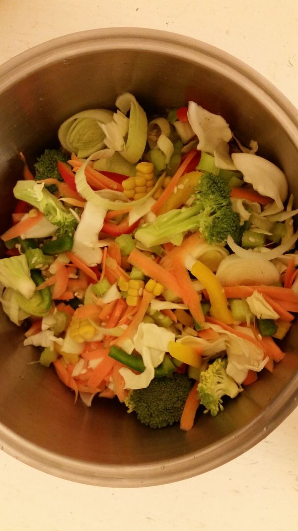 電鍋中放入生糙米(先浸泡一晚)，綠花椰, 西洋芹, 玉米，三色青椒，紅蘿蔔, 蒜苗，高麗菜，蒜頭, 並加適量鹽及白胡椒粉調味，幾個米，內鍋就放幾個米的水再多加0.5杯水，外鍋放0.5杯水