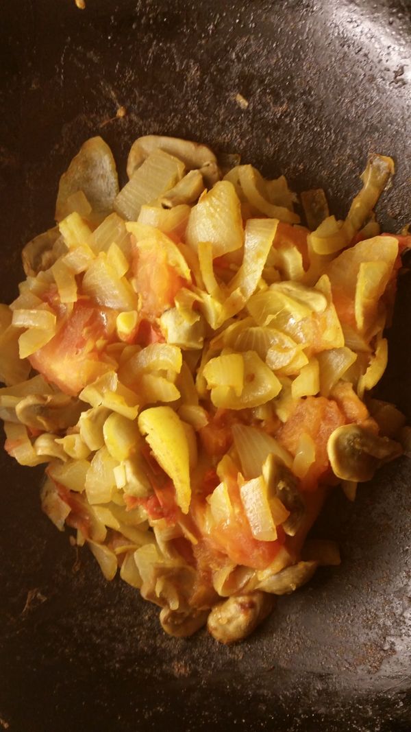 用奶油爆香洋蔥,接著放入番茄,白蘑菇拌炒,並加少許鹽及白胡椒粉調味