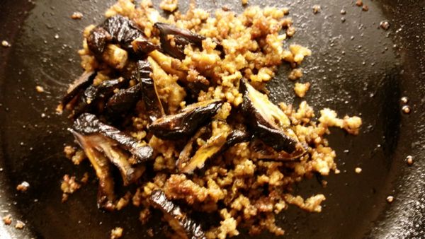 乾香菇泡水後切絲，與絞肉一起炒熟，加些許醬油調味