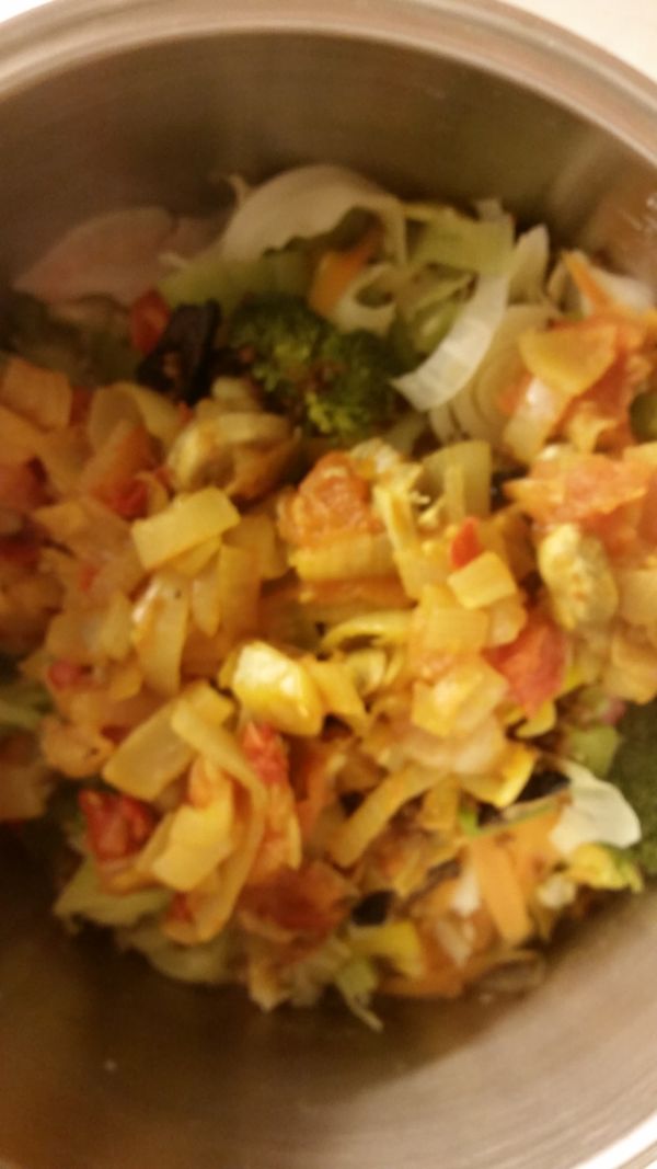 電鍋跳起後，再悶10分鐘,接著將步驟2及3的食材拌入電鍋中,就完成營養的綜合時蔬燉飯了