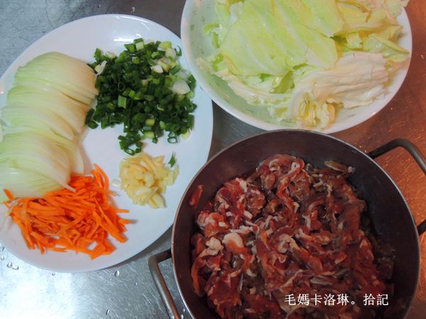 羊肉片以[醃料] 醃上一小時備用。洋蔥、紅蘿蔔切絲、高麗菜撕小片、蔥切蔥花、蒜頭切片備用
