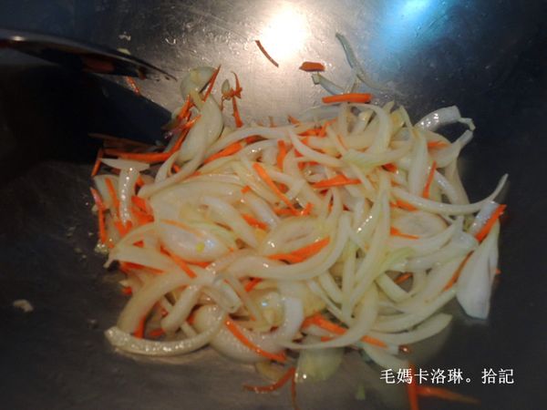 蒜片爆香後，依續放入洋蔥、紅蘿蔔、高麗菜，將菜炒軟後先起鍋