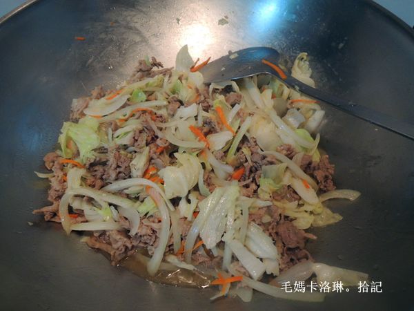 羊肉變色後再將原來的蔬菜放入一起拌炒。待食材均熟成後加入[調味料]
