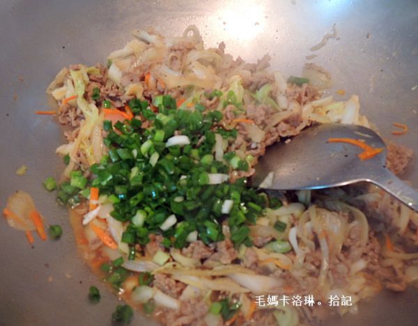 確認食材全部熟成並且達到自己喜歡的軟硬度後即可撒上蔥花快炒準備起鍋（湯汁不要收乾）