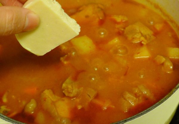 蓋上鍋蓋，燉煮約40 分鐘以上至所有食材熟軟後掀蓋，再加入一小塊白醬料理塊，攪拌均勻至白醬塊融化完全