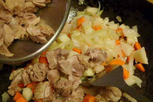 陸續加入紅蘿蔔塊、馬鈴薯塊、雞塊繼續翻炒至食材微軟