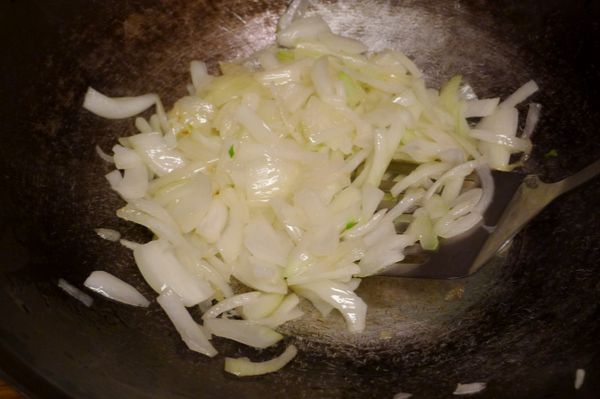 倒入適量沙拉油於炒鍋中，加入洋蔥翻炒出香味