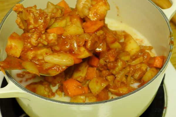 將步驟5炒鍋內食材倒入白醬醬汁鍋內