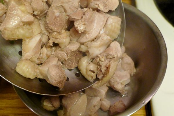 雞肉以滾水燙煮去除血水與腥味變白後，撈出再用冷水沖洗一下後讓口感更Q，再瀝乾水分備用