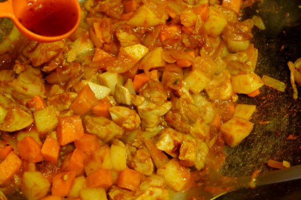 加入紅咖哩醬、水、魚露翻炒均勻