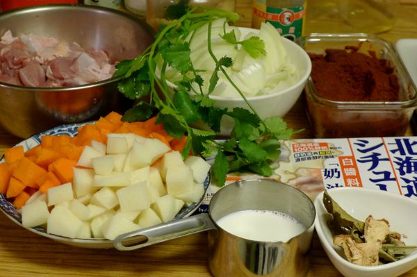 準備好所有食材，洋蔥切絲，馬鈴薯、紅蘿蔔切塊，雞肉切小塊