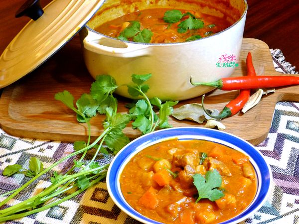 起鍋前放入香菜，濃郁美味的白醬紅咖哩燉雞香噴噴完成^^