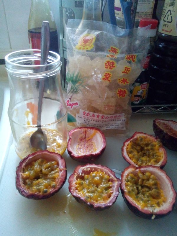 熱情果開邊取肉
放入已消毒玻璃樽內