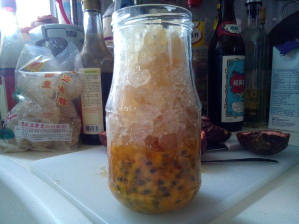 加入已碎的冰糖
放室溫數小時